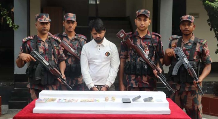 প্রায় দুই কোটি টাকার স্বর্ণসহ ভারতীয় নাগরিক আটক